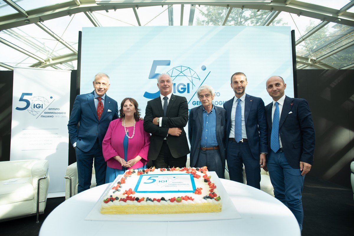 Da sinistra: Steven Tranquilli (direttore Federpreziosi); Loredana Prosperi (direttore Istituto Gemmologico Italiano); Stefano Andreis (presidente Federpreziosi); Raffaele Maino (presidente Istituto Gemmologico Italiano); Andrea Sangulli (presidente Associazione Orafa Lombarda); Vincenzo Aucella (presidente Assocoral).