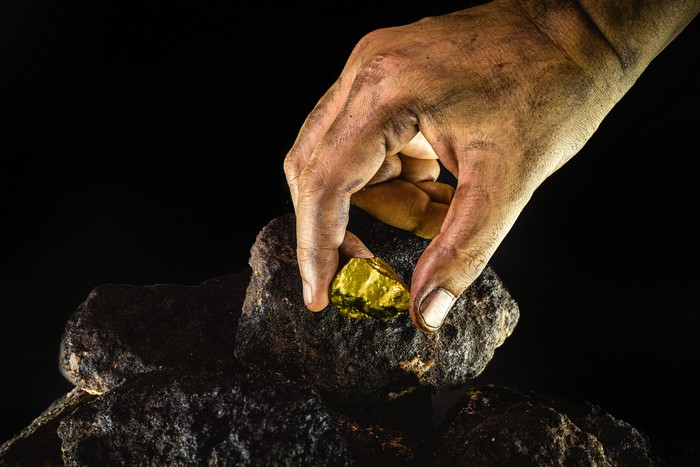 pepita d'oro nella mano di un minatore
