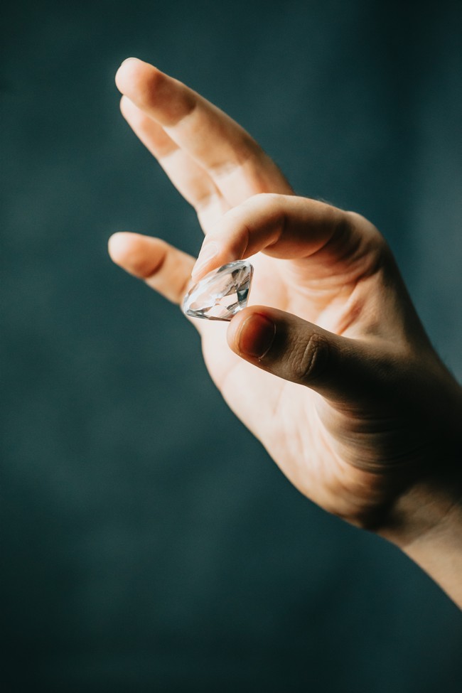 Una mano che afferra un diamante 