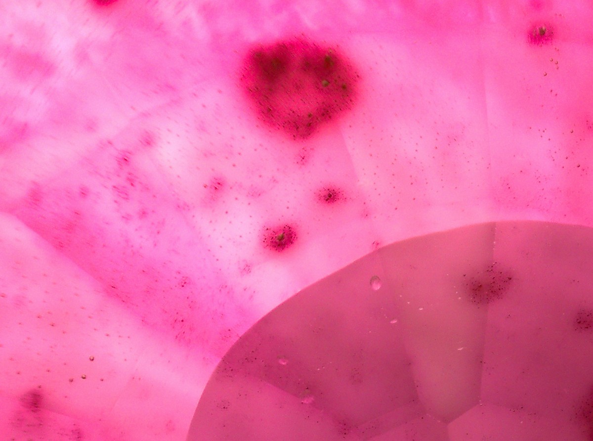 Concentrazioni di colore diffuso circondate da piccole fosse e pozzetti sferici nello strato diffuso. (Foto: Ayub 