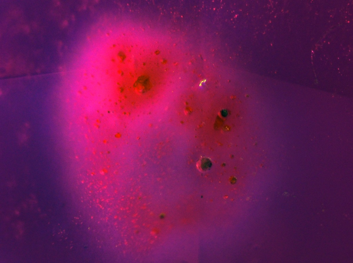 Concentrazioni di colore diffuso circondate da piccole fosse e pozzetti sferici nello strato diffuso. 