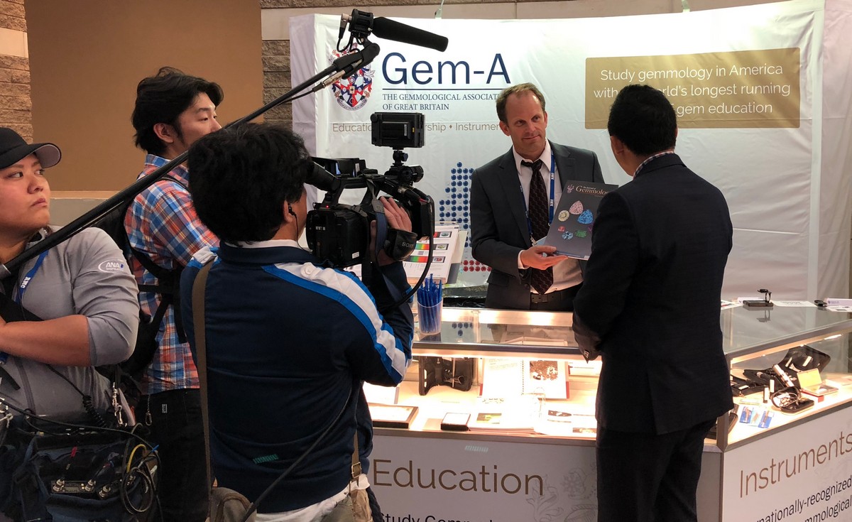 Brendan Laurs mostra il “The Journal of Gemmology” a Tucson.