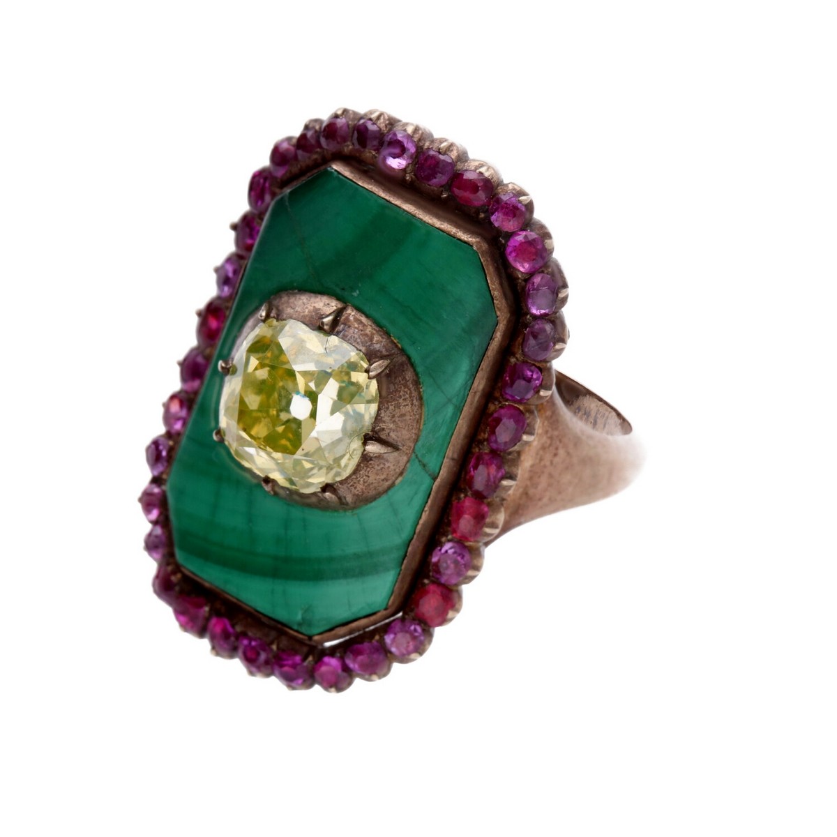 Anello con diamante old mine di circa 2 carati, verde, dotato di cangianza, appartenuto a Papa Leone XII e conservato presso il Museo di Sapienza Università di Roma.