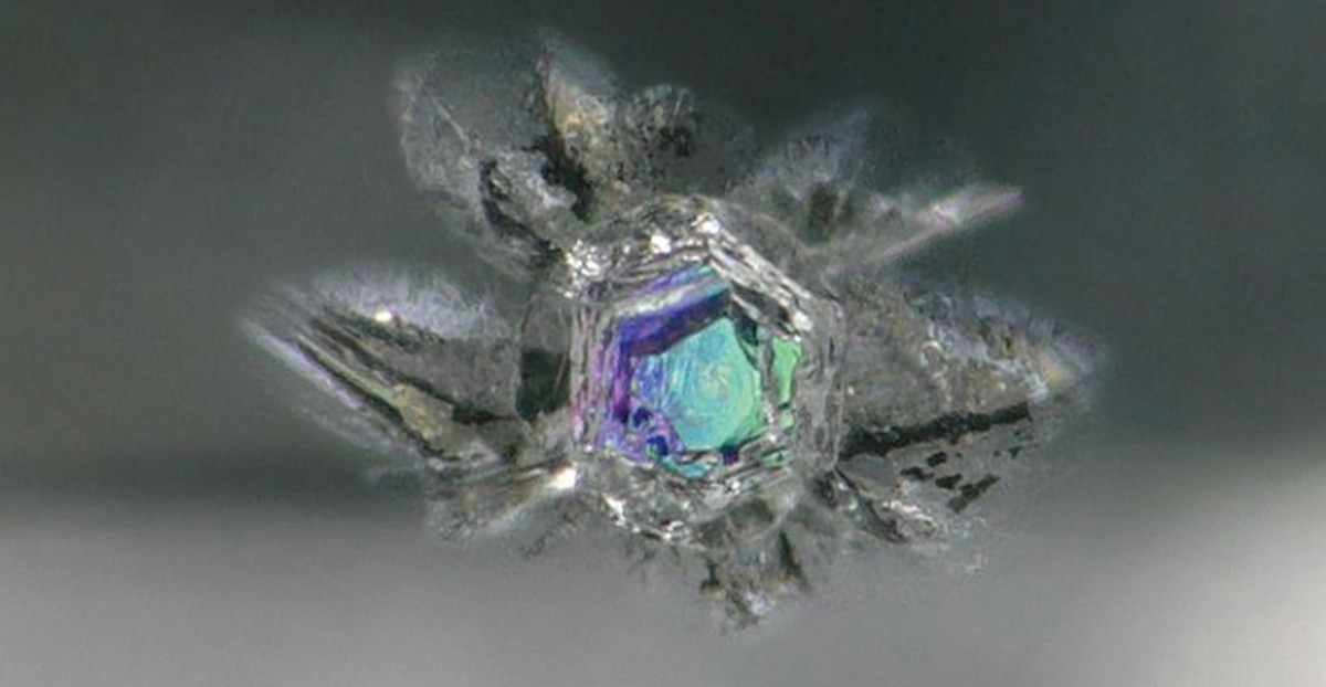 Inclusione di “ferropericlasio” [(Mg,Fe)O], minerale fondamentale per lo studio dei diamanti di elevata profondità.