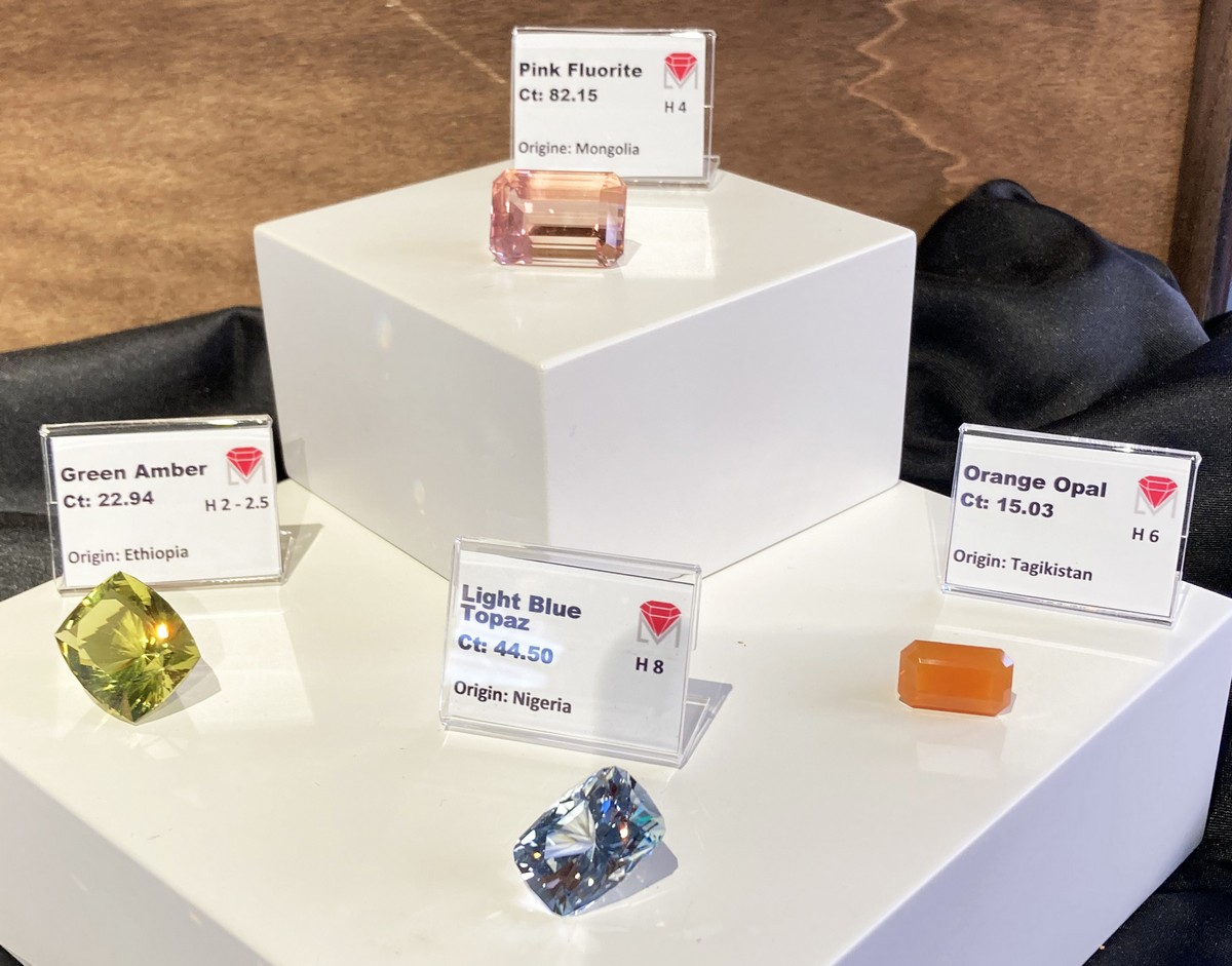 Alcune delle magnifiche gemme tagliate da Luigi Mariani esposte durante la V Conferenza Nazionale di Gemmologia: una fluorite rosa da 82,15 carati dalla Mongolia, un’ambra verde da 22,94 carati di origine etiope, un opale arancione da 15,03 proveniente dal Tagikistan e un topazio light blue nigeriano da 44,50 carati