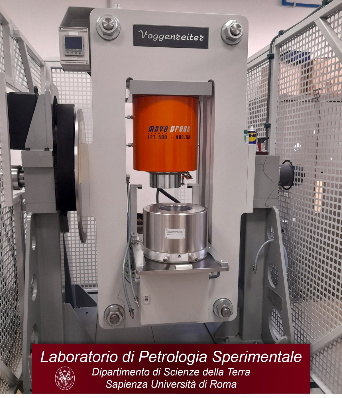 Pressa Voggenreiter Multi Anvil da 500 tonnellate, utilizzata per la produzione di diamanti HPHT, sita all'interno del Laboratorio di Petrologia Sperimentale del Dipartimento di Scienze della Terra di Sapienza Università di Roma.