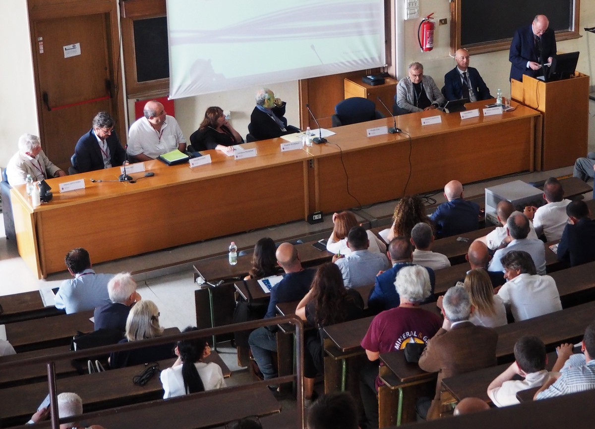 Figura 15 Rinaldo Cusi, presidente dell’Associazione Italiana Gemmologi, interviene nella presentazione delle Linee Guida per la trasparenza nelle transazioni di gemme in Italia. (Foto: Domenico Angelino)
