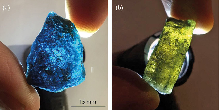 Le immagini mostrano il dicroismo della Laurentthomasite: blu cobalto nella foto a sinistra (a), verde-giallastro nella foto a destra (b).