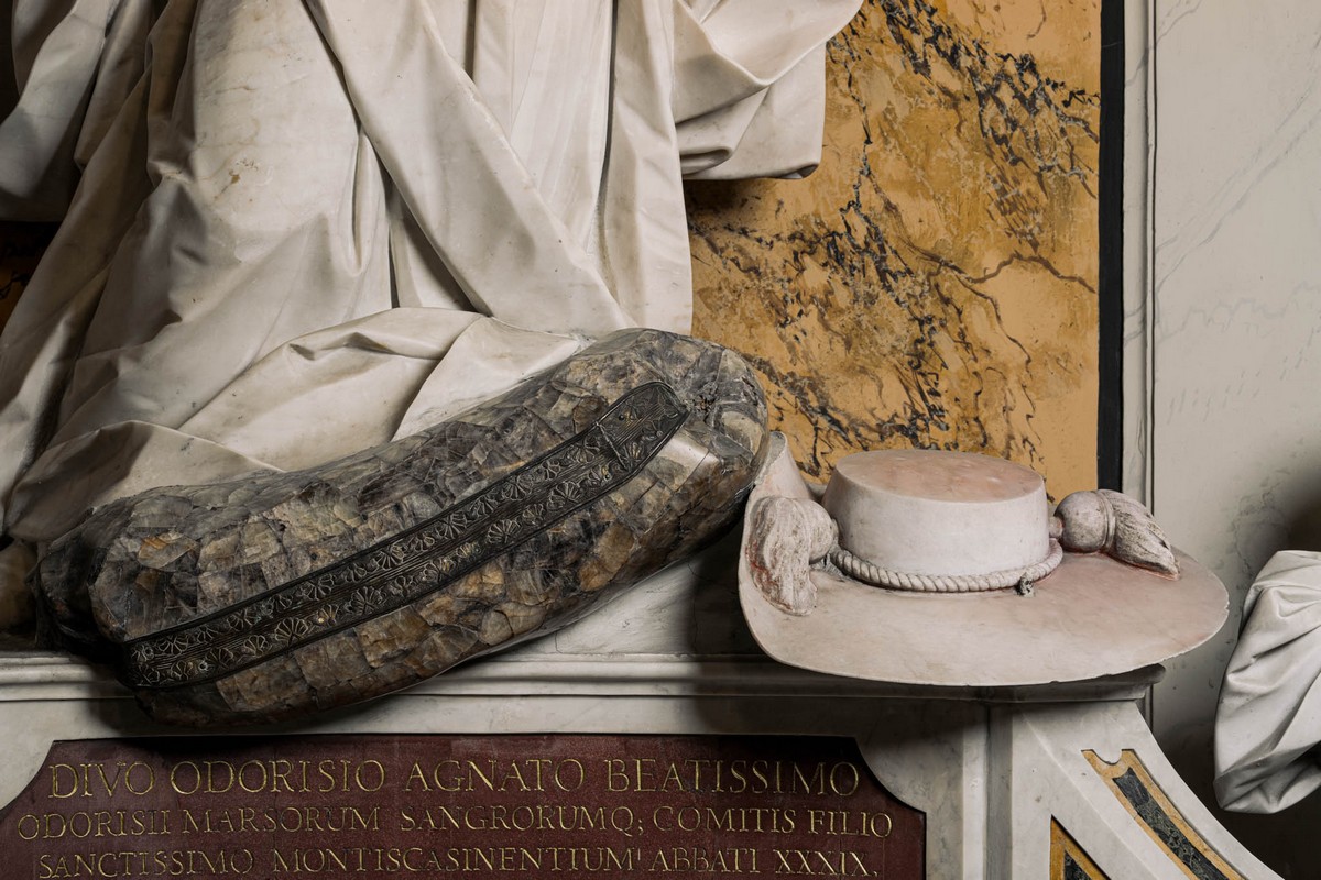 Particolare della statua di Sant’Oderisio. Il cuscino è in fluorite e presenta fluerescenza blu