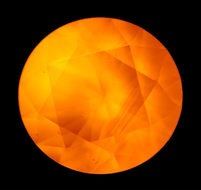 Figura 3 - Reazione di un diamante rosa sintetico CVD ad una sorgente LWUV da 365 nm