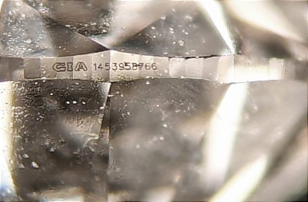 Iscrizione laser presente su una delle pietre esaminate presso il laboratorio Gem-Tech, con visibile il logo GIA apparentemente identico all’originale