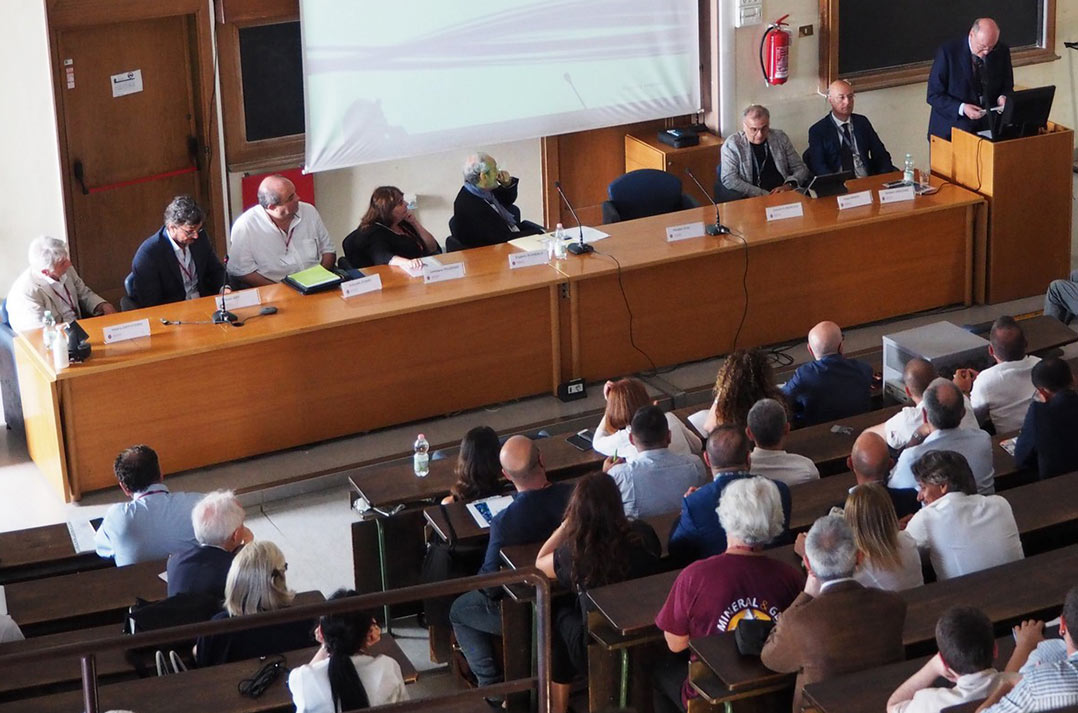 Figura 2 – Rinaldo Cusi (Associazione Italiana Gemmologi) interviene alla Tavola Rotonda presso l’Universita La Sapienza di Roma. In cattedra, presentati da Giovanni B. Andreozzi (Dipartimento Scienze della Terra - Sapienza Università di Roma), gli altri ideatori e presentatori delle Linee Guida: Arduino Zappaterra (CNA), Rocco Gay (International Colored Gemstones Association), Antonello Donini (CISGEM), Loredana Prosperi (Istituto Gemmologico Italiano), Eugenio Scandale (Accademia Pugliese delle Scienze), Paolo Minieri (IGR - Rivista Italiana di Gemmologia), Gennaro Mincione (Oromare).