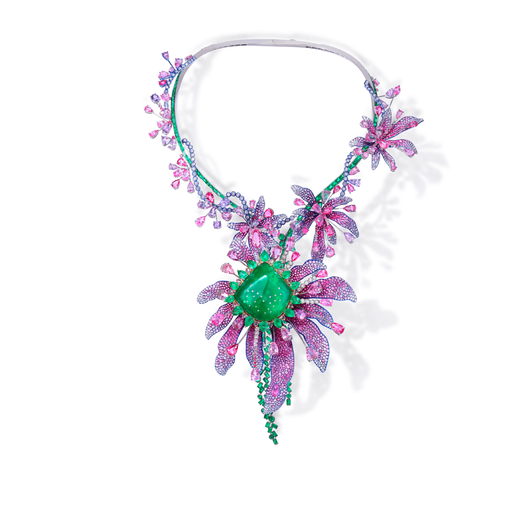Collana “Floral Ensemble” di Osi Vitoria Jewelry, con una gemma centrale di smeraldo da 62,67 carati e impreziosita da 3.248 gemme tra cui smeraldi, spinelli, zaffiri e diamanti. La struttura del collier è realizzata in oro 18 carati e titanio