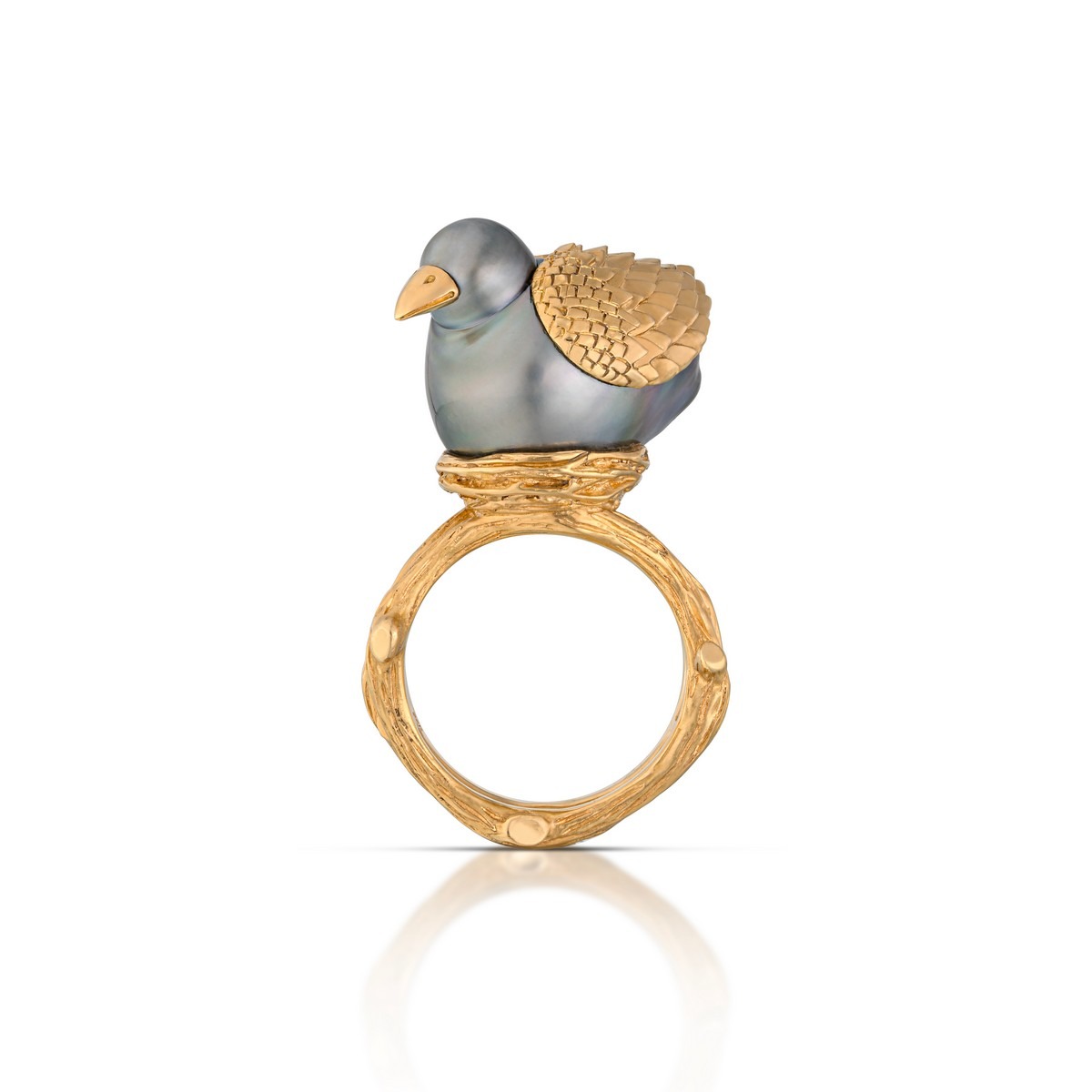 Anello “Birds Eye View” intagliato a mano in oro giallo 22 carati, con un uccello realizzato con una perla barocca South Sea, vincitore del Best Use of Pearls, 3° posto nella categoria Classical e vincitore del Gem DIVA Classical agli AGTA Spectrum Awards 2023, realizzato dalla designer Fannie Thomas, di Fannie Thomas Jewelry