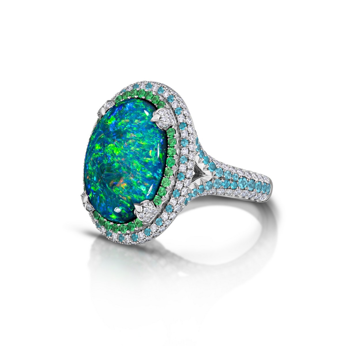 Anello in platino con un opale nero da 15,22 carati, impreziosito da tormalina (0,72 carati), granati tsavoriti (0,40 carati) e diamanti (1,56 carati), vincitore del Best of Show Spectrum e dell’Evening Wear agli AGTA Spectrum Awards 2023, realizzato dal designer Niveet Nagpal di Omi Privé