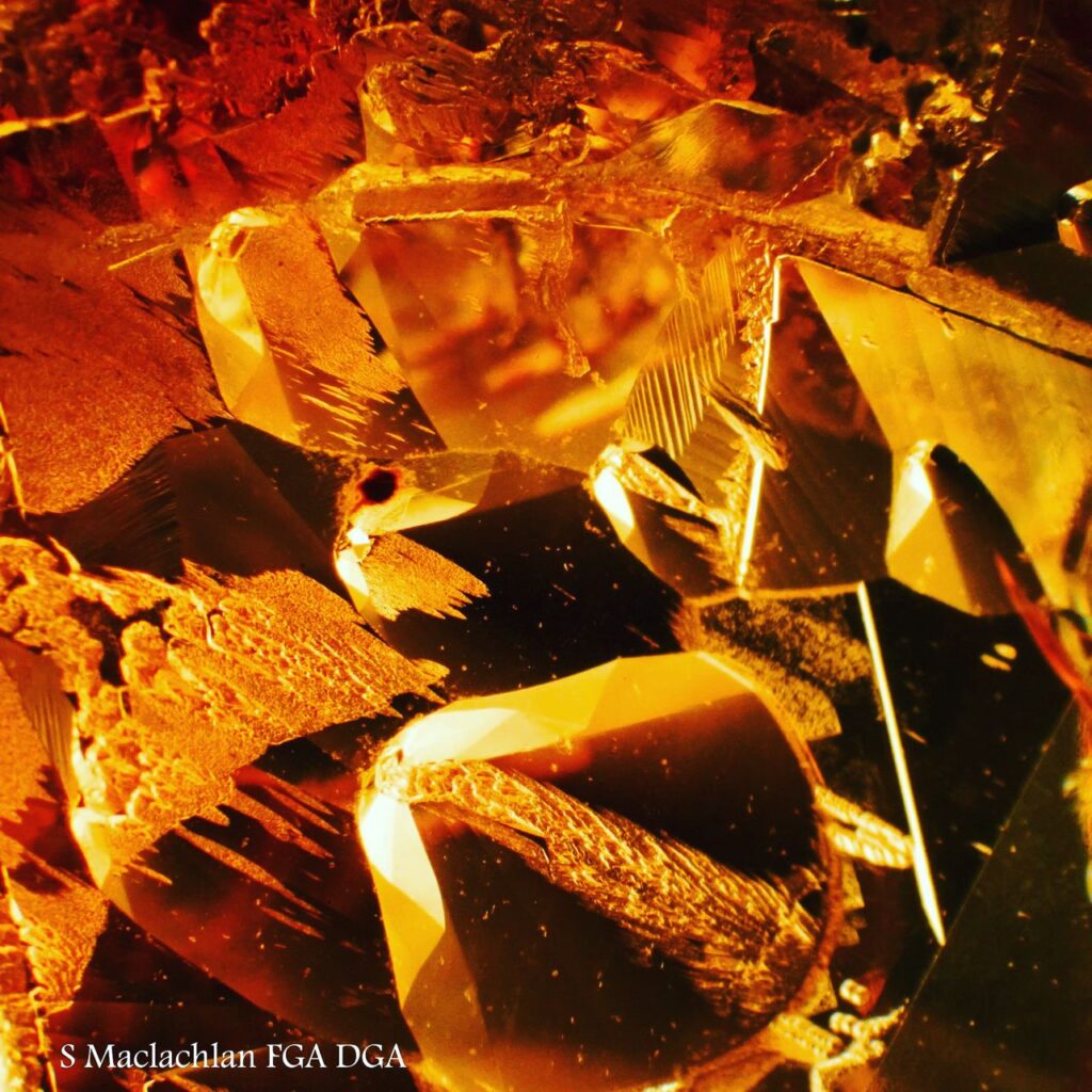 Foto 13: Caratteristiche della superficie di sfene/titanite da Skardu, nel nord del Pakistan. Dalla collezione di Sid Tucker