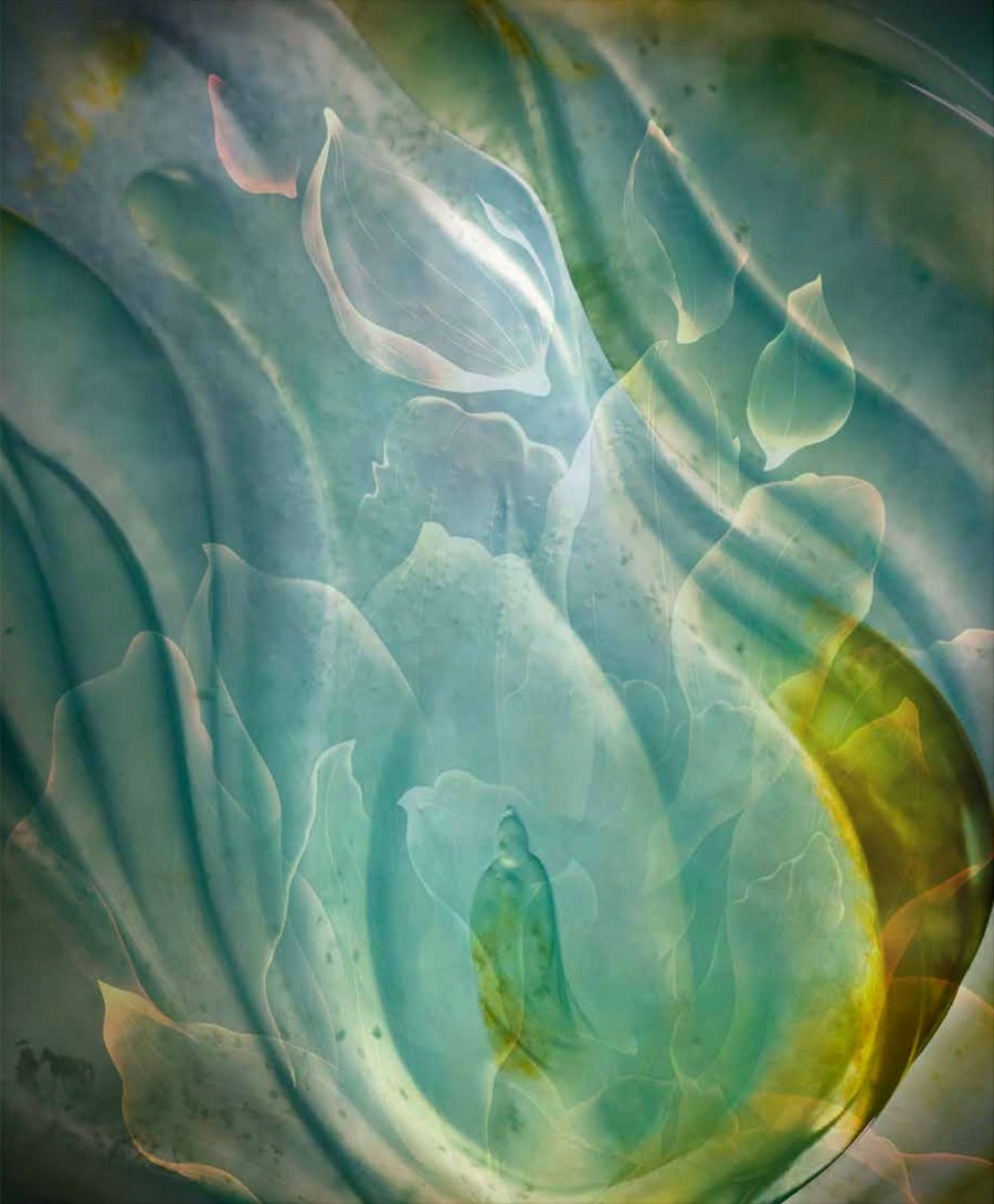 “Resurrection”, del Maestro Qingfang Zhuang. Il fiore di loto è un simbolo buddista di purezza e perfezione, che cresce dall’acqua torbida come un gioiello, pur rimanendo incontaminato. Allo stesso modo, Buddha nasce in questo mondo, ma rimane al di sopra di esso. Fei cui birmano