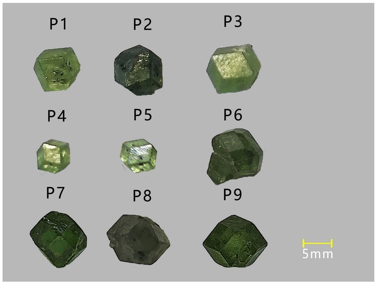 Campioni di demantoide provenienti dal Pakistan, fotografati all'interno di una lightbox utilizzando una sorgente luminosa con una temperatura di colore di 4800 K