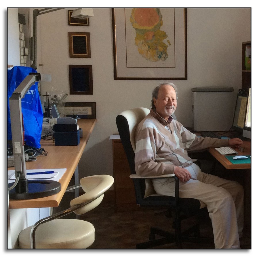 Alan, in ufficio, alla “scrivania di gemmologia”.