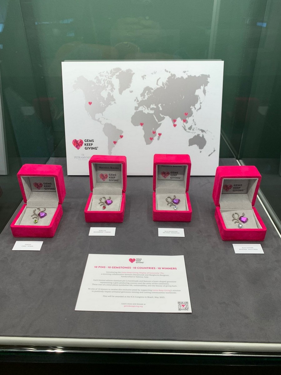 Edizione limitata delle spille di Gems Keep Giving