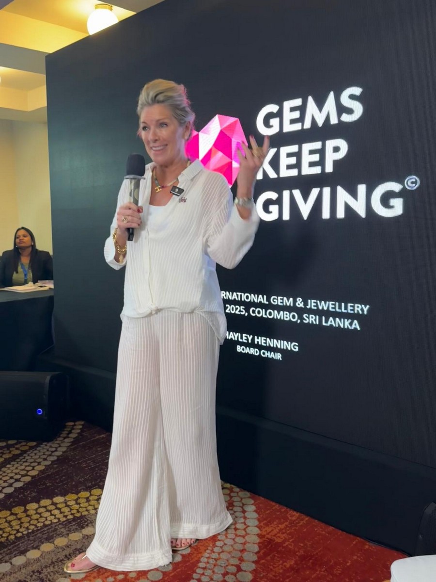 Hayley Henning durante l’evento organizzato da Gems Keep Giving