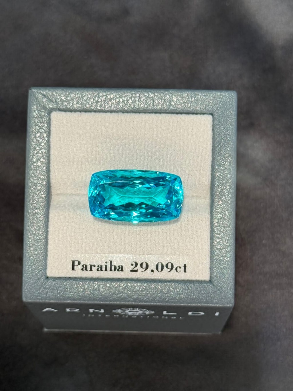 Tormalina Paraiba dal valore di 75.000 dollari per carato. 