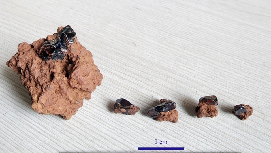 Cristalli di zircone nel basalto non completamente alterato del Vietnam sud-orientale, prova che lo zircone nella regione ha un'origine correlata al basalto