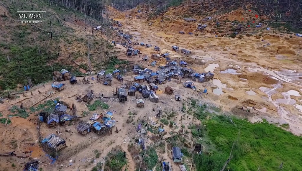 L’insediamento s’è rapidamente esteso su un’area molto vasta. Tramite un semplice confronto usando foto di Google Earth prima e dopo la corsa agli zaffiri, Pardieu ha mostrato che l’attività mineraria sviluppatasi spontaneamente non ha comportato effetti significativi sulla deforestazione