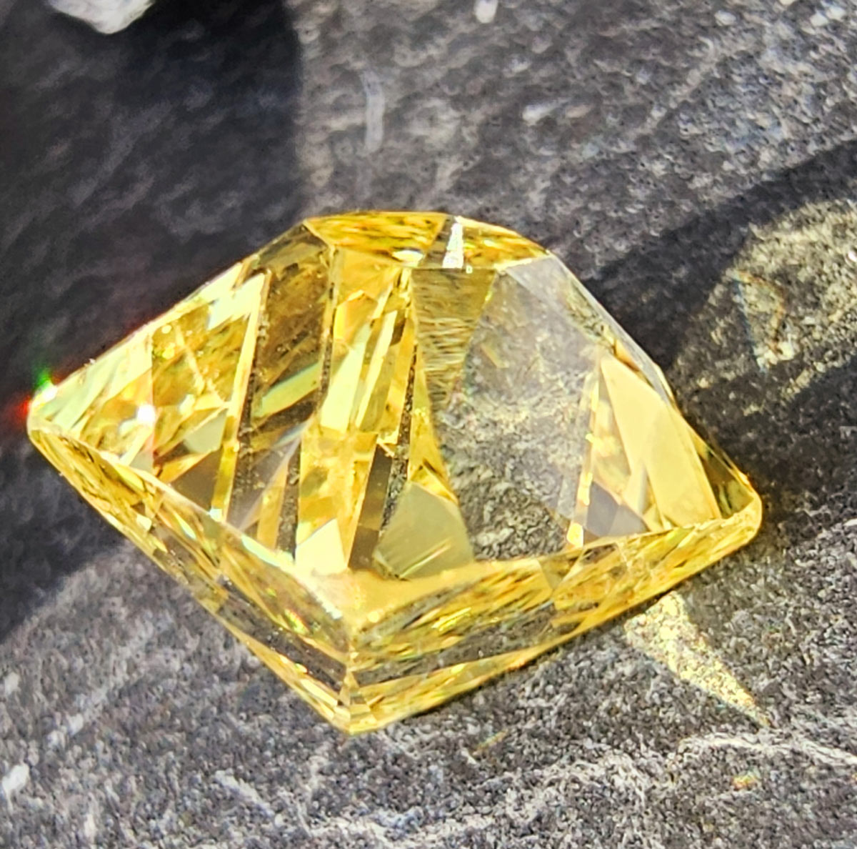 Un antico diamante rinascimentale di circa 3 carati, tagliato molto probabilmente dal famoso tagliatore veneziano Vincenzo Peruzzi