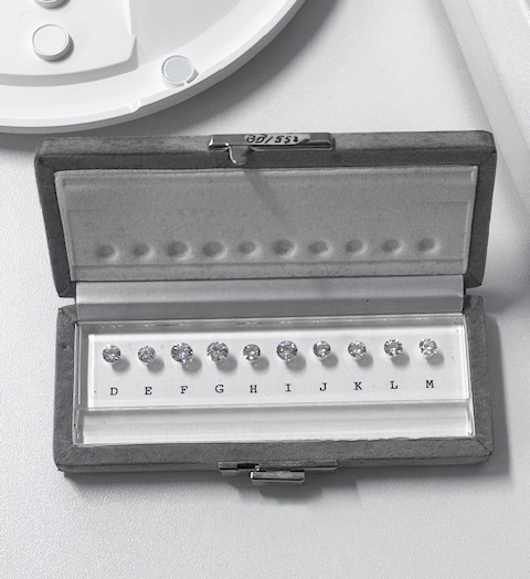 Il “celebre” set di paragone realizzato in zirconia cubica in Germania. Generazioni di gemmologi si sono formati e ancora lavorano con questo strumento.
