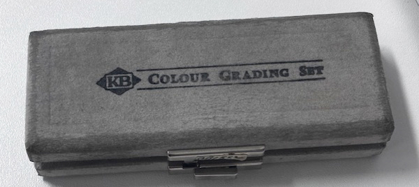Il “celebre” set di paragone realizzato in zirconia cubica in Germania. Generazioni di gemmologi si sono formati e ancora lavorano con questo strumento