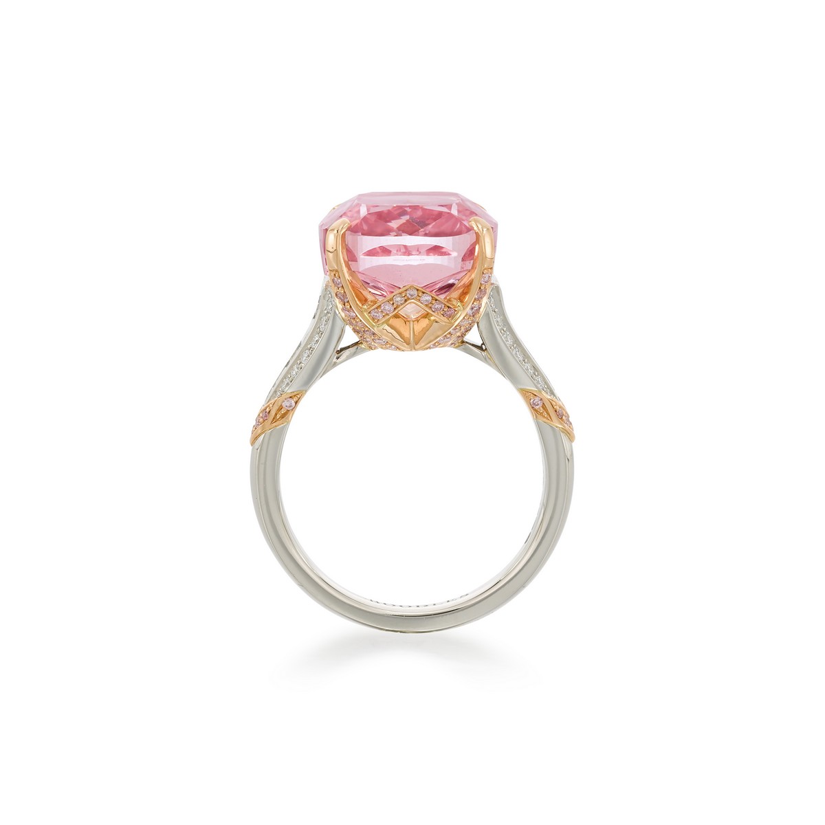 Il Glowing Rose montato sul anello firmato Boodles, vista laterale