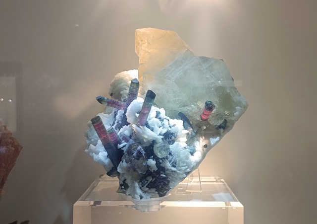 Tormalina policroma con quarzo e cleavelandite proveniente dal Brasile.