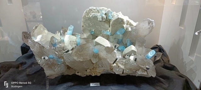Cristalli di acquamarina e tormalina nera su quarzo ed albite, proveniente dalla Shigar Valley, Pakistan.