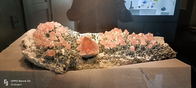 Cristalli ottaedrici di fluorite rosa su un “letto” di quarzo cloritizzato, proveniente dalla Mongolia Interna, Cina.