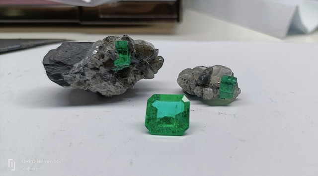 Smeraldi su matrice con calcite e smeraldo tagliato da oltre 10 carati, provenienti da Muzo (Colombia).
