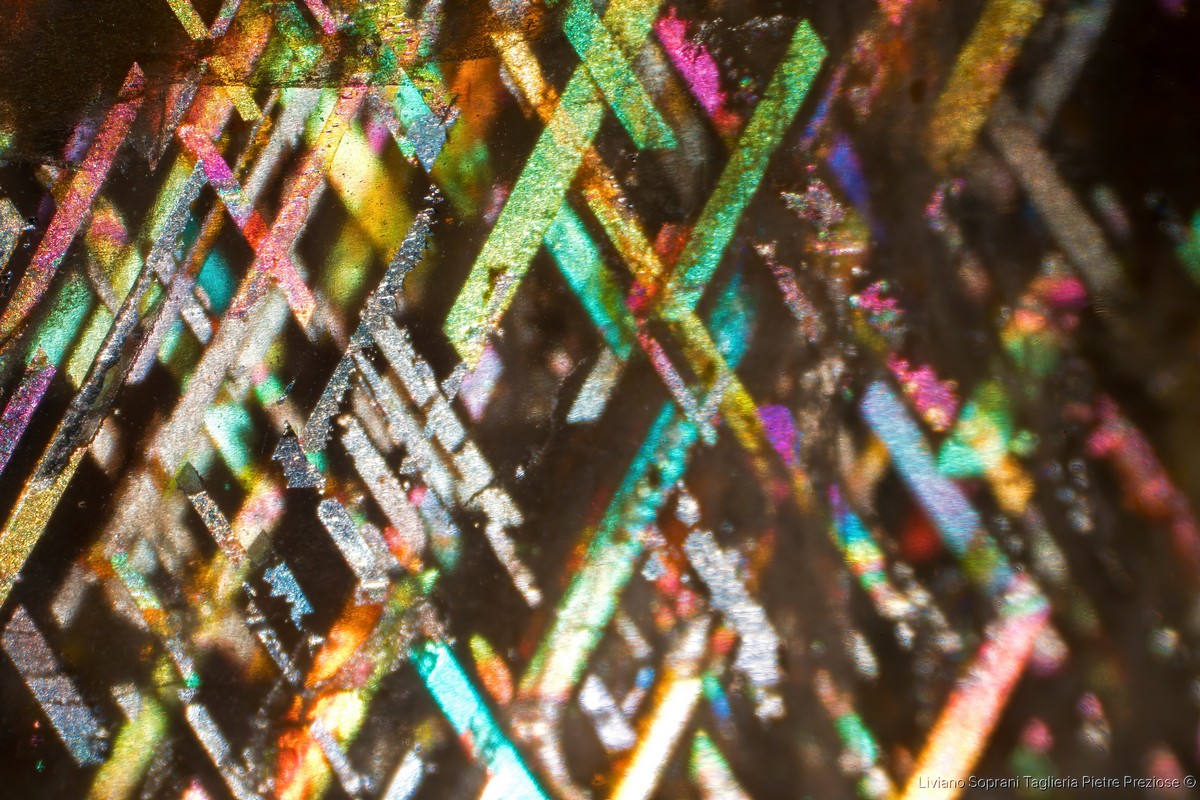 Rainbow lattice Sunstone australiana. Stacking di 8 immagini scattate a 40X, 3,50mm FoV, illuminazione a fibra ottica obliqua