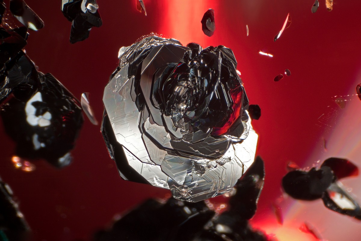 “Rosa” di ematite all’interno di un quarzo ialino cabochon proveniente da Bahia, Brasile