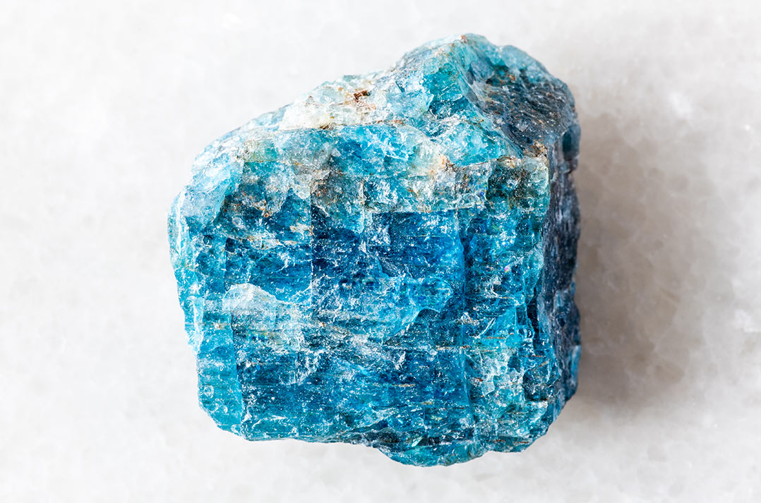 Campione di apatite blu grezza. (Foto: License Freepik Premium)