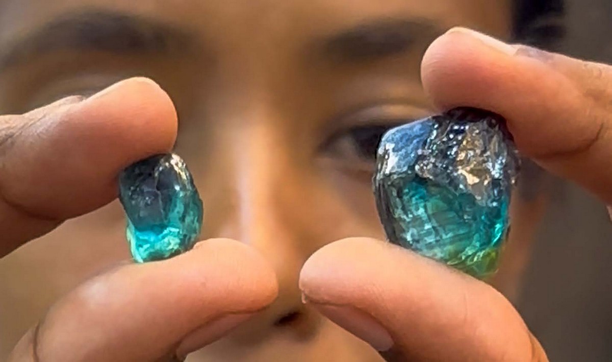Verifica di alcune splendide tormaline Paraíba di grandi dimensioni provenienti dal nuovo sito scoperto vicino ad Abuloo, in Etiopia. Il pezzo grezzo più grande pesa 43 carati, mentre il più piccolo supera i 10 carati ed è di trasparenza eccezionale
