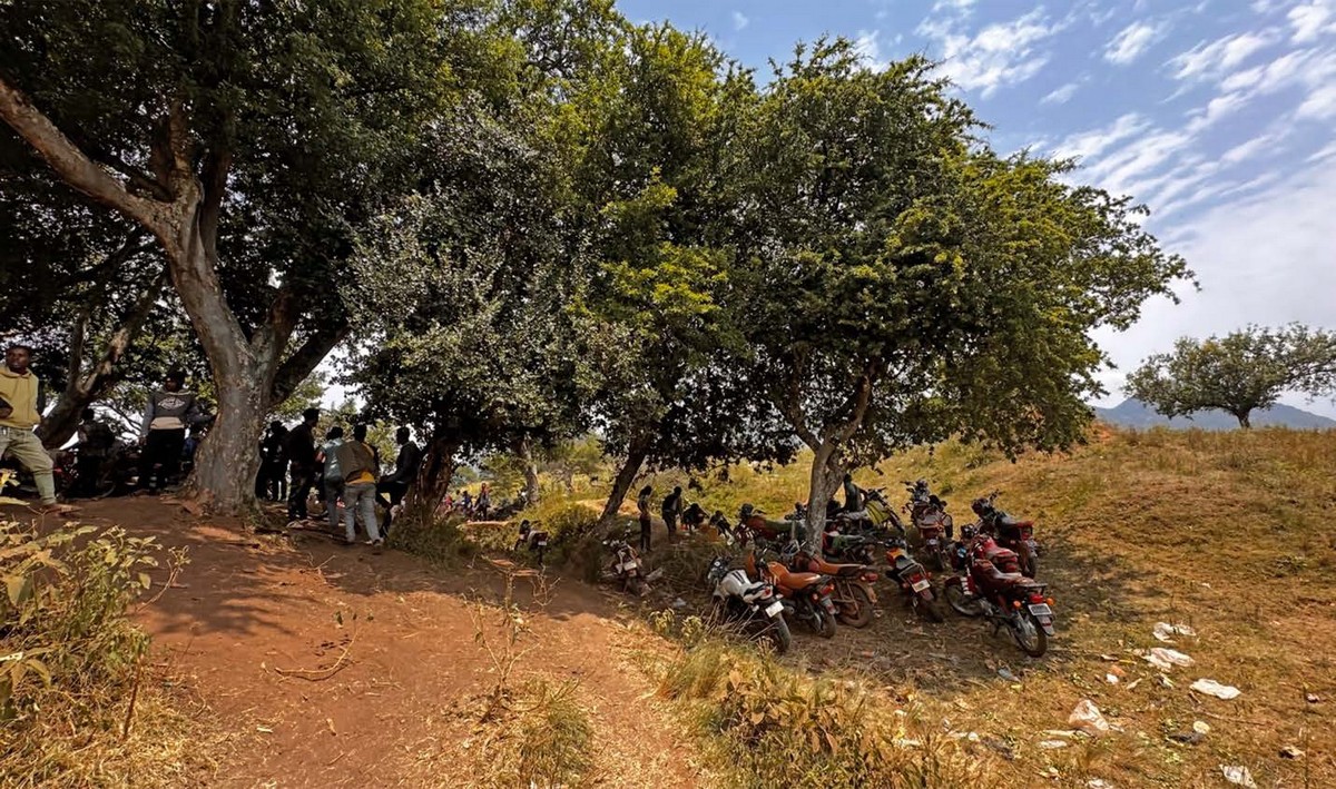 Parcheggio delle moto vicino al sito minerario. Come in molti luoghi delle aree minerarie africane, le motociclette sono il mezzo più efficiente per andare dalla città al sito di estrazione