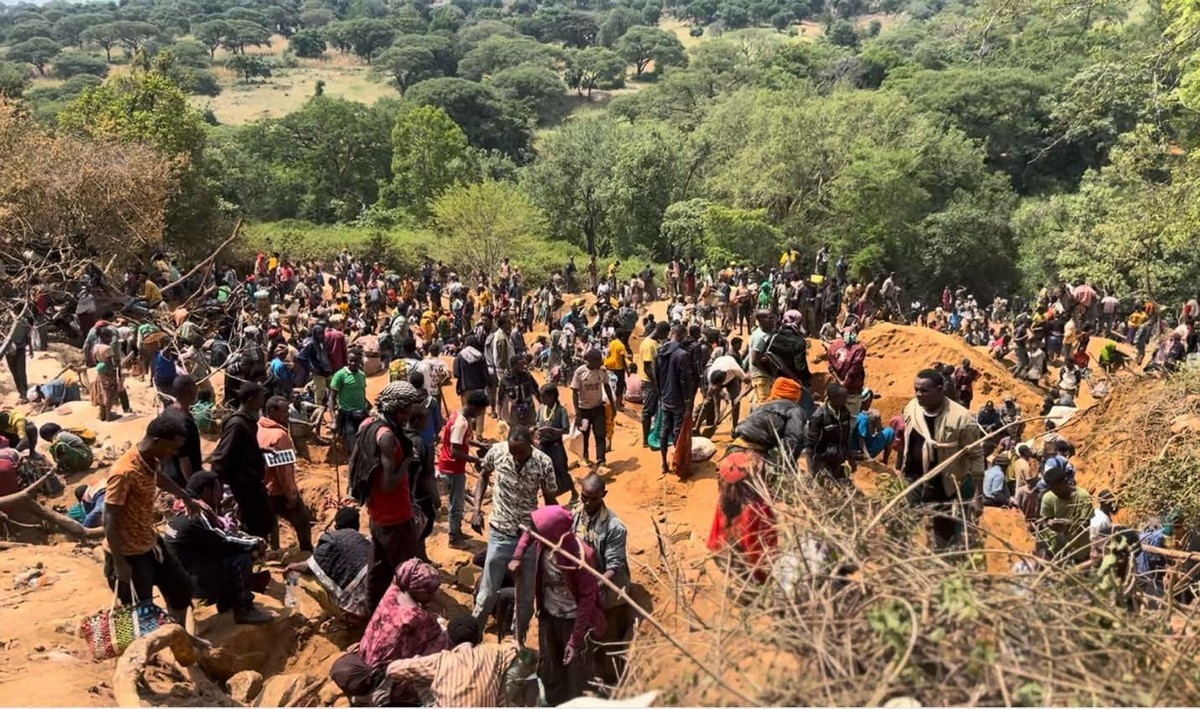 Ulteriore veduta del sito minerario principale vicino al villaggio di Abuloo, dove centinaia di persone locali scavano il terreno usando semplici attrezzi manuali.