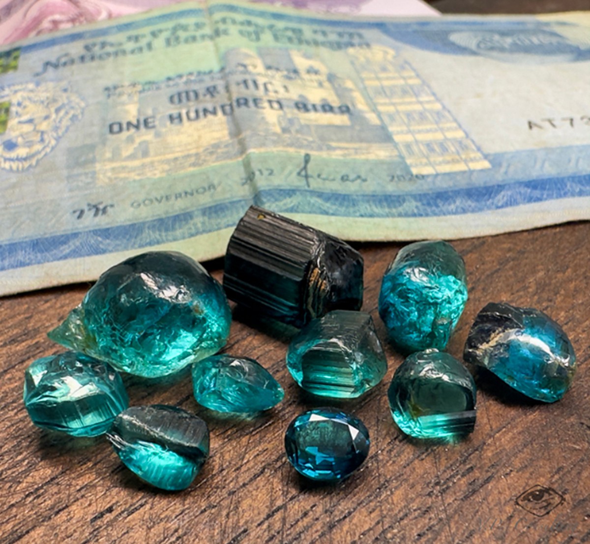 Il lotto di tormaline dichiarato come proveniente dall’area di Abuloo in Etiopia. Una delle pietre è stata tagliata per verificarne la trasparenza. La gemma sfaccettata pesa poco più di 1 carato e presenta livelli elevati di rame e quantità di ferro piuttosto contenute